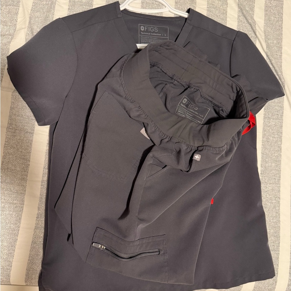 Figs Charcoal Scrub set